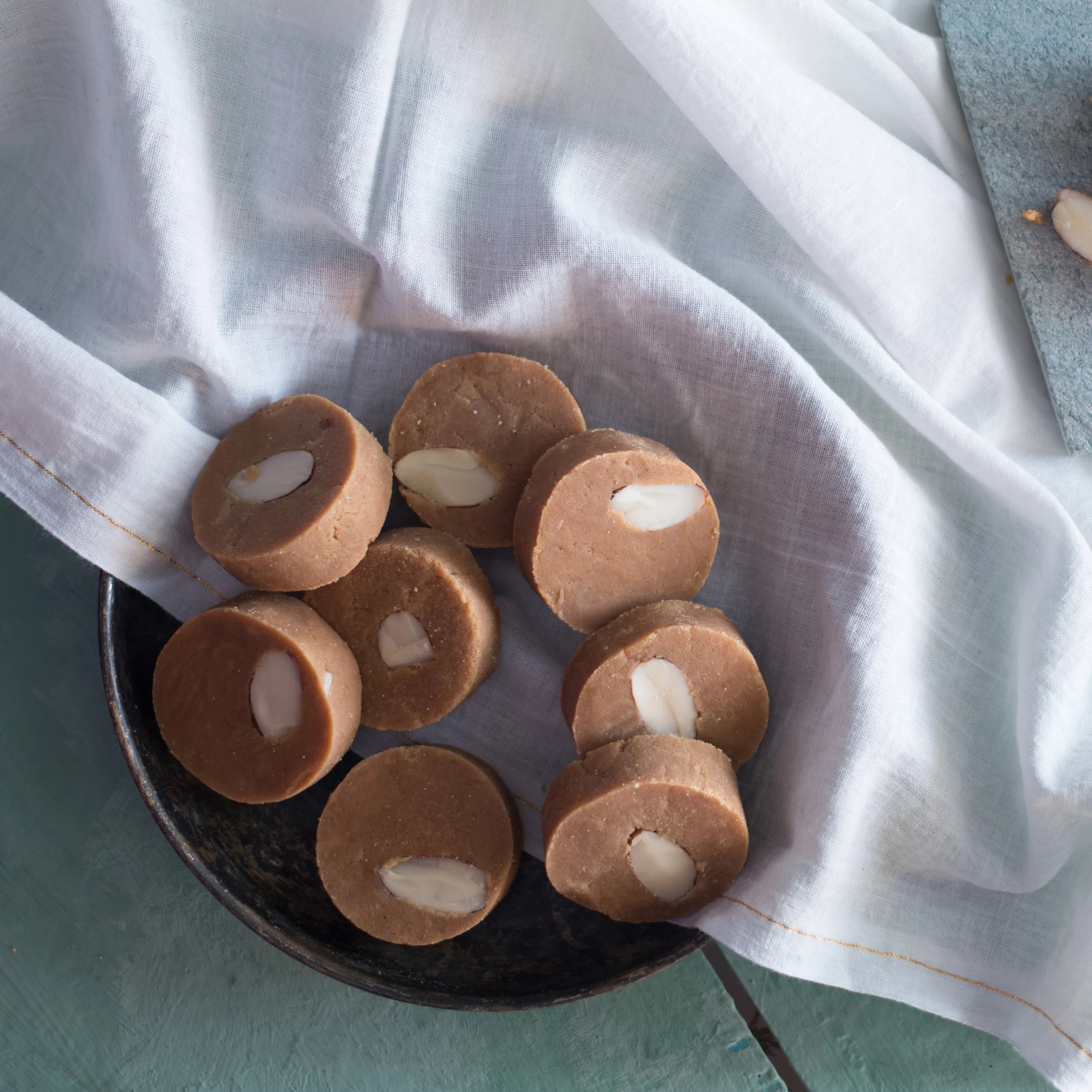 Almond House Round Peda — 250 g